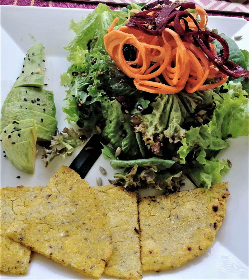 Survival Spanish in seven days. Vegan food (vegano) salad and colombian style arepa from Duni in Minca, Magdalena, Colombia.